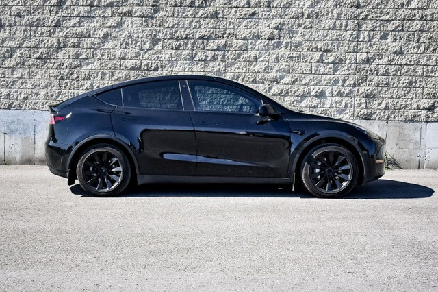 2023 Tesla Model Y BASE • SUNROOF • NAV • POWER LIFTGATE in Cars & Trucks in Ottawa - Image 2