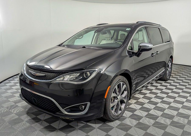 2017 Chrysler Pacifica Limited in Cars & Trucks in Calgary - Image 2