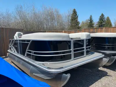 2025 Sylvan Mirage 818 Cruise Finished in Inyx with grey vinyl flooring Highback Helm Chair Yamaha R...
