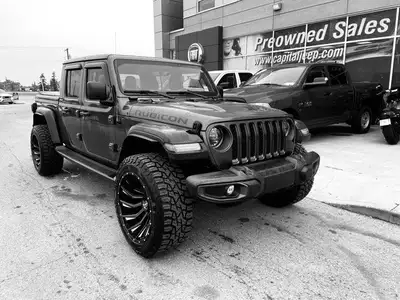 This Jeep Gladiator has a strong ERC 3.6L Pentastar(TM) VVT V6 engine w/ESS engine powering this Aut...