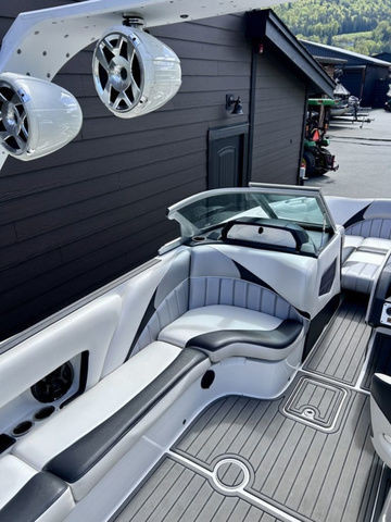 2018 MB Sports B52 23 in Powerboats & Motorboats in Chilliwack - Image 3