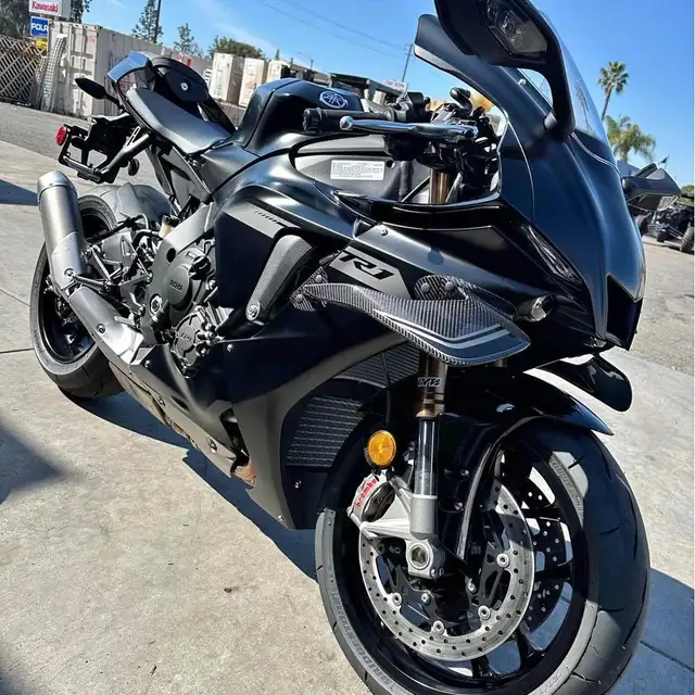 2025 YAMAHA R1 1000CC-BLACK! in Sport Bikes in Dartmouth - Image 4