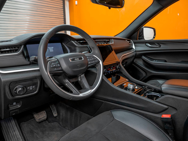2023 Jeep Grand Cherokee ALTITUDE 4X4 *TOIT* SIÈGES / VOLANT CHA in Cars & Trucks in Laurentides - Image 2