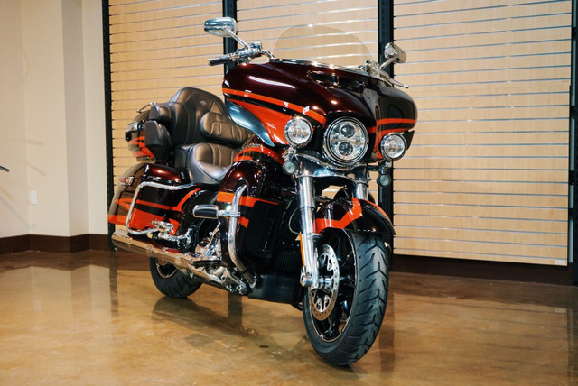 2017 Harley-Davidson CVO Ultra in Touring in Medicine Hat - Image 2