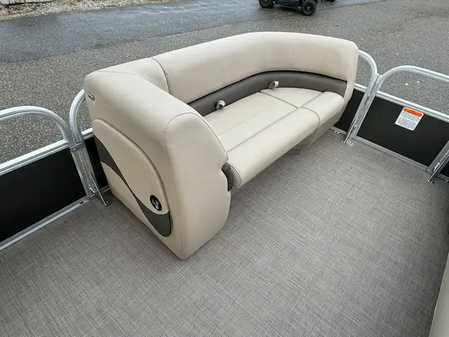 2025 Sun Tracker Party Barge 18 DLX -Mercury 60 Best Pontoon Boa in Powerboats & Motorboats in Prince Albert - Image 9