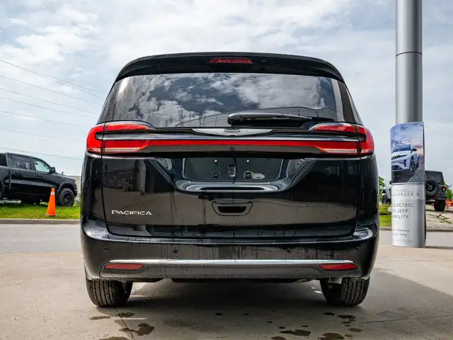 2025 Chrysler Pacifica Select in Cars & Trucks in Barrie - Image 7