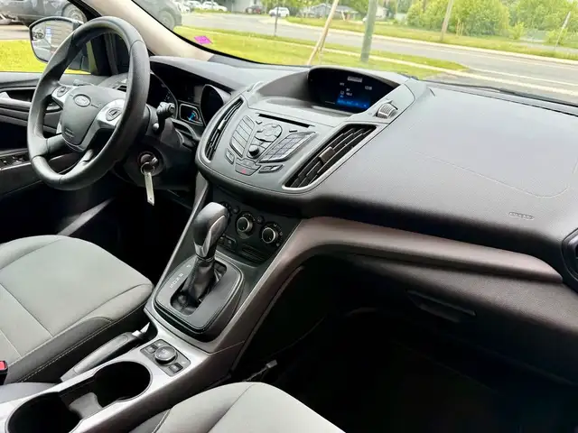 2016 Ford Escape 4WD SE - HEATED SEATS - BACKUP CAMERA dans Autos et camions dans Fredericton - Image 5