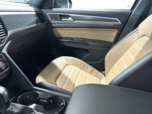 2020 Volkswagen Atlas Cross Sport Execline - 2 Sets of Rims dans Autos et camions dans Calgary - Image 16