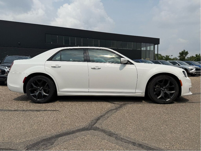 2022 Chrysler 300 300 Touring L RWD in Cars & Trucks in Calgary - Image 4