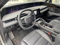 The 2025 Nautilus is a new take on the midsize favourite Lincoln. The front end and signature grill... (image 3)