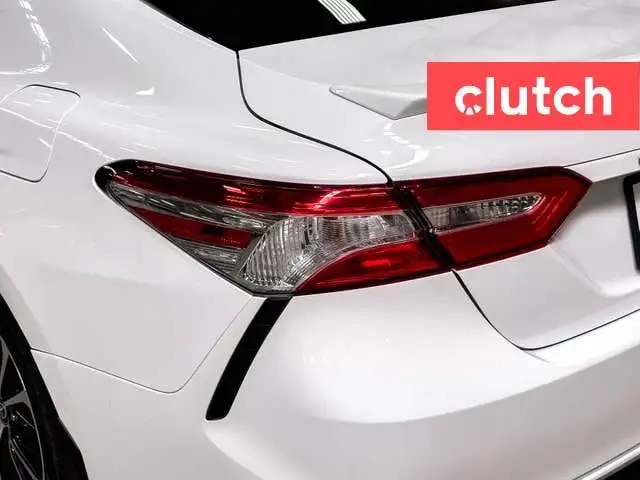 2020 Toyota Camry Hybrid SE w/ Apple CarPlay, Heated Front Seats dans Autos et camions dans Ottawa - Image 16