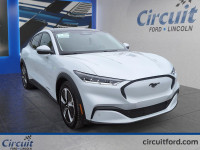 Traduire ceci en anglais: La Ford Mustang Mach-E 2021 avec batterie de 68 kWh se distingue par sa co... (image 2)