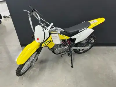 SUZUKI DRZ-125 2025 DR-Z125 Le mélange des looks inspirés de la course avec un package tout-terrain...