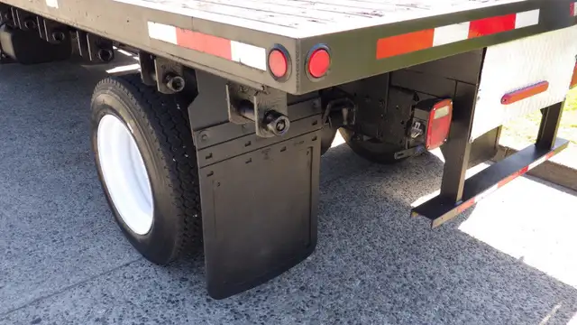 2006 Ford F650 16 Foot Flat Deck in Cars & Trucks in Delta/Surrey/Langley - Image 18