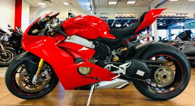 RIDE IN STYLE ON THIS BEAUTIFUL DUCATI PANIGALE V4 S PAYMENTS ONLY $177 BI-WEEKLY OAC!! APPLY TODAY!...