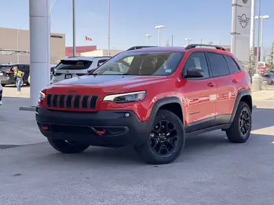 This 2019 Jeep Cherokee Trailhawk is loaded with features! Navigation, AWD, large sunroof, adaptive...