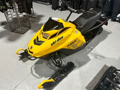 2025 SKI-DOO MXZ 200 YOUTH SNOWMOBILE STOCK #A102499 2000cc 4 STROKE ENGINE 93x10x1 INCH COBRA TRACK...