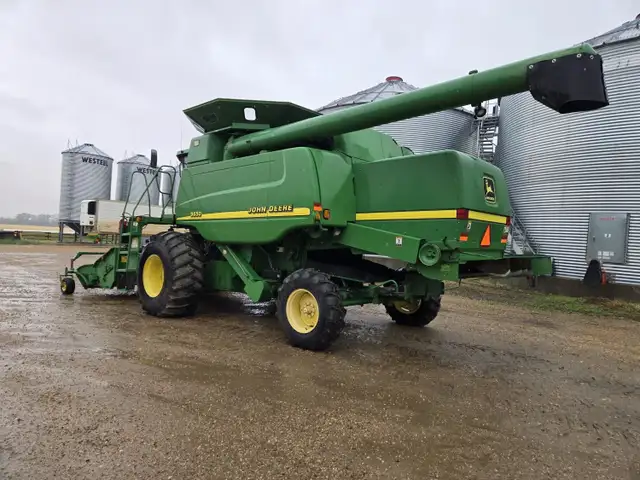 2000 John Deere Combine 9650 in Farming Equipment in Kamloops - Image 4