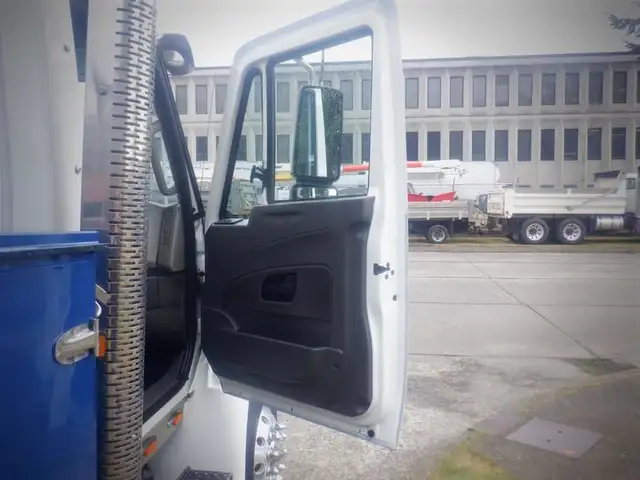 2012 international DuraStar 4300 Welding Service Truck with Air  in Heavy Trucks in Richmond - Image 35