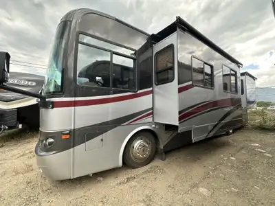 LOW LOW KMS. ONLY 87000. FULL WINTER PACKAGE, 350 HP CUMMINGS DIESEL PUSHER, 4 SLIDES, 37 FT LONG, D...