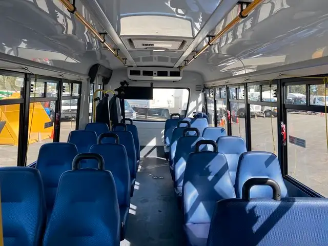 2017 chevrolet Express G4500 21 Passenger Bus With Wheelchair Ac in Heavy Trucks in Richmond - Image 27