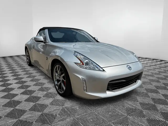 2014 Nissan 370Z 2dr Roadster Auto Touring w/Bordeaux Top in Cars & Trucks in Medicine Hat - Image 8
