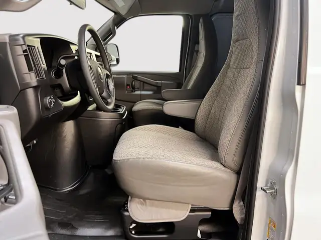 2024 Chevrolet Express Cargo 2500 WT 155 in Cars & Trucks in Laval / North Shore - Image 8