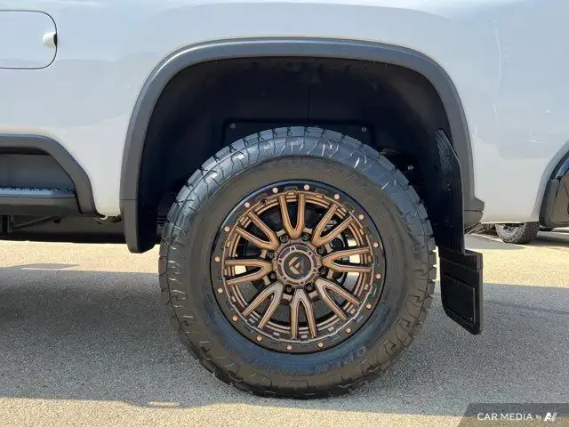 2025 Chevrolet Silverado 3500HD LTZ 4WD Crew Cab | 20IN FUEL dans Autos et camions dans Comté de Strathcona - Image 11