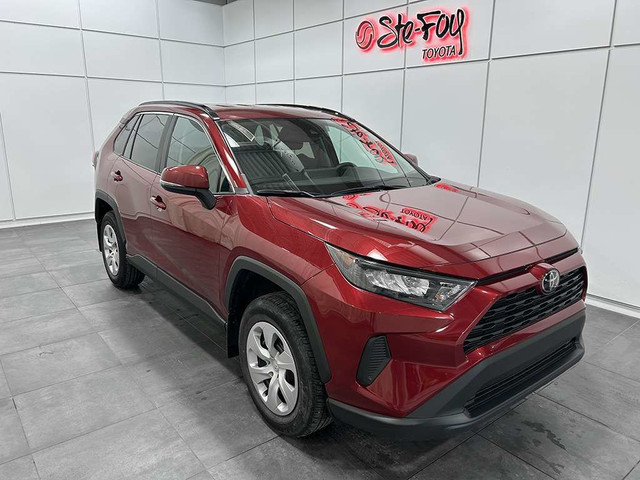 2020 Toyota RAV4 LE AWD - SIEGES CHAUFFANTS - BAS KILOMETRAGE in Cars & Trucks in Québec City