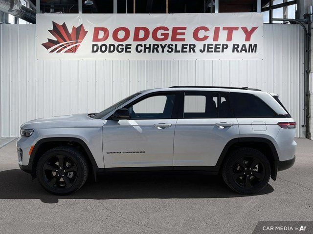 2022 Jeep Grand Cherokee Altitude in Cars & Trucks in Saskatoon - Image 2
