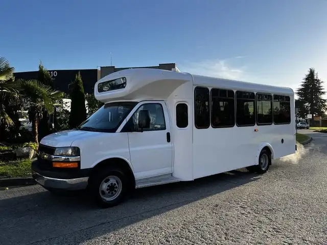 2017 chevrolet Express G4500 22 Passenger with Wheelchair Ramp O in Heavy Trucks in Richmond - Image 6