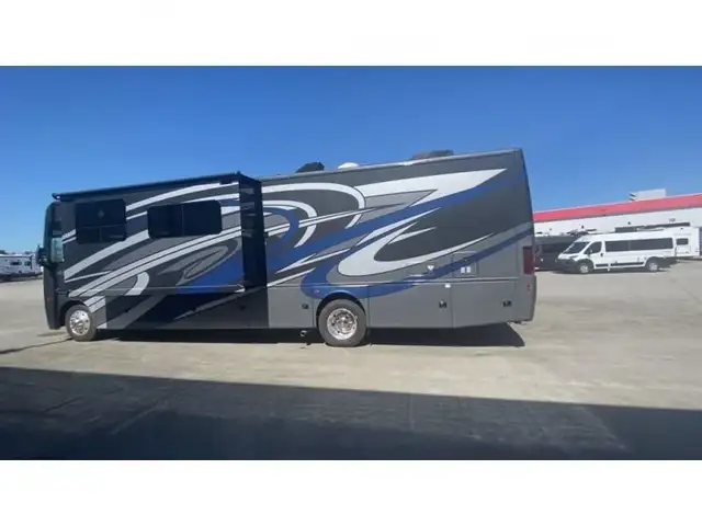 2023 Thor Motor Coach Miramar 35.2 in RVs & Motorhomes in Abbotsford - Image 8
