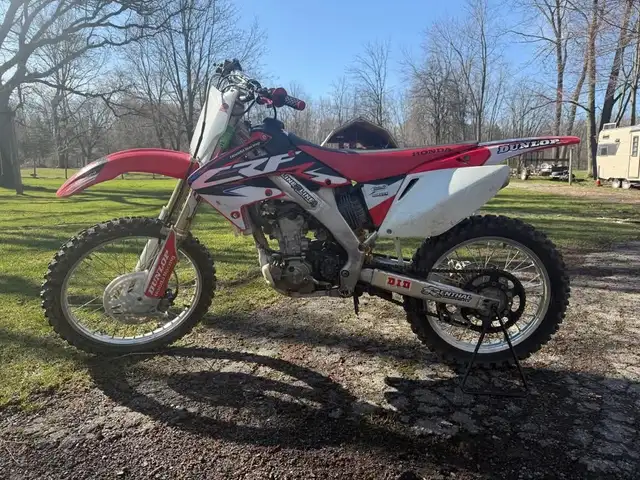 2007 HONDA CRF250R-RED! in Dirt Bikes & Motocross in Edmonton - Image 5
