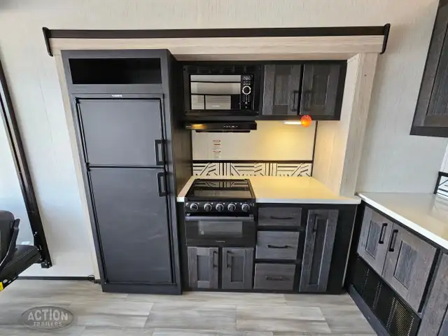 TOY HAULER CLEARANCE -STYKER 3414 W/REAR PATIO DECK UNDER COST in RVs & Motorhomes in London - Image 15