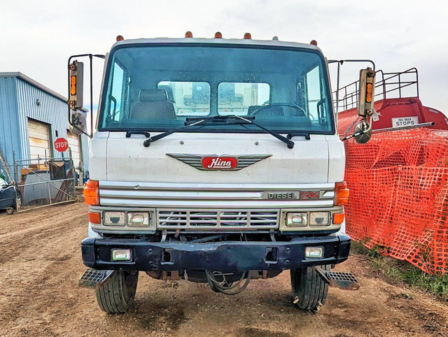 1989 Hino SG 4X2 S/A Truck Tractor in Heavy Trucks in St. Albert - Image 3