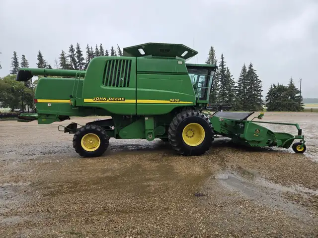 2000 John Deere Combine 9650 in Farming Equipment in Kamloops - Image 7