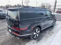 Le Hyundai Santa Fe 2024 version Luxe AWD est un VUS élégant et performant, idéal pour les familles... (image 4)
