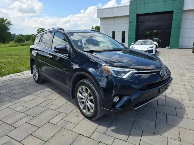 2017 Toyota RAV4 Hybrid in Cars & Trucks in Ottawa - Image 4