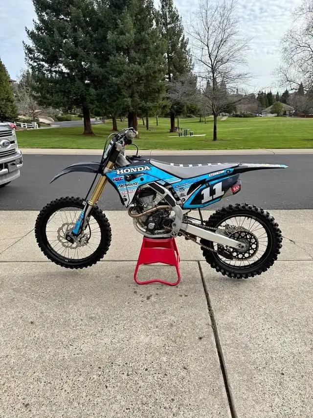 2020 HONDA CRF250R 249CC 4-STROKE - LOW KMS! in Dirt Bikes & Motocross in Delta/Surrey/Langley - Image 2