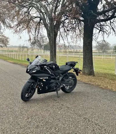 APPLY NOW: https://www.ridecollective.ca/get-pre-approved The 2024 Yamaha YZF-R7 is a lightweight an...