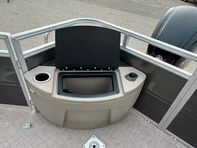 2025 Sun Tracker Fishin' Barge 20 DLX, pontoon boat in Powerboats & Motorboats in Vernon - Image 24
