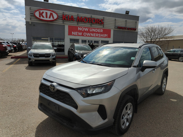 2020 Toyota RAV4 LE/AWD/BACKUP CAM/LASER CRUISE ACCIDENT FREE in Cars & Trucks in Prince Albert