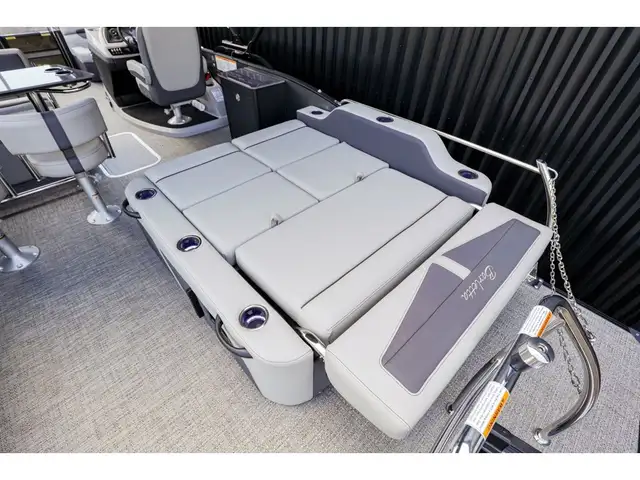 2025 Barletta Cabrio 24 UE in Powerboats & Motorboats in Québec City - Image 14