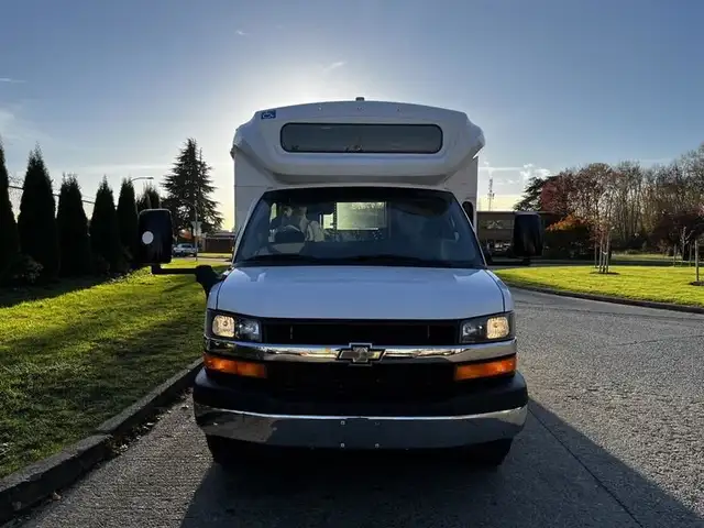 2017 chevrolet Express G4500 22 Passenger with Wheelchair Ramp O in Heavy Trucks in Richmond - Image 4