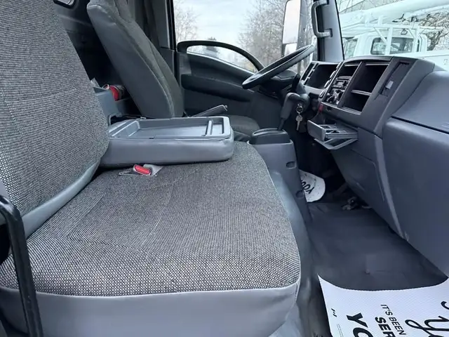 2018 isuzu NPR 16 Foot Flat Deck in Heavy Trucks in Richmond - Image 30