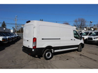 SEULEMENT 19.000 KM CERTIFIÉ / CAMION COMME UN NEUF / 2024 FORD TRANSIT T-250 CARGO 148 MEDIUM ROOF... (image 5)