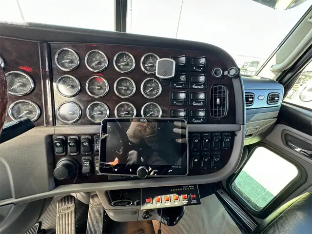 2022 PETERBILT 389 in Heavy Trucks in Kamloops - Image 22