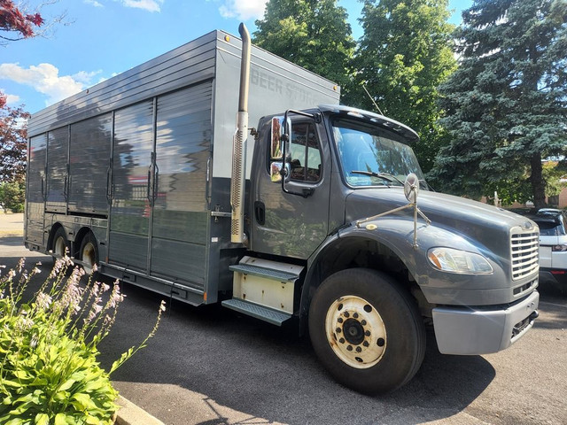  2014 Freightliner M2 ONLY 187,560Km, 11 Rollup Doors, CUMMINS I dans Camions lourds  à Ville de Montréal - Image 2