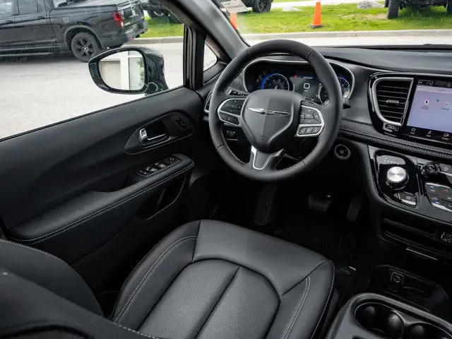 2025 Chrysler Pacifica Select in Cars & Trucks in Barrie - Image 23