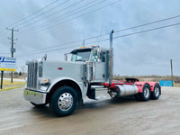 2017 PETERBILT 389 HEAVY SPEC DAYCAB WITH 4 WAY LOCKERS.